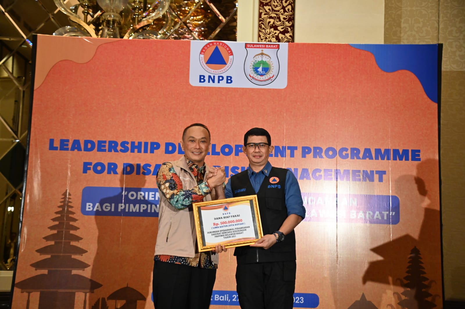 Kepala BNPB Letjen TNI Suharyanto (kemeja biru dan rompi hitam) saat memberikan secara simbolis dukungan Dana Siap Pakai (DSP) kepada Pj Gubernur Sulawesi Barat Zudan Arif Fakrulloh di Kabupaten Badung, Provinsi Bali pada Rabu (27/9).